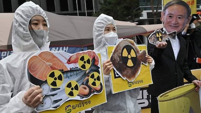 Activistas medioambientales participan en una protesta contra la decisión de Japón de liberar las aguas residuales de Fukushima, cerca de la embajada japonesa en Seúl (Corea del Sur).