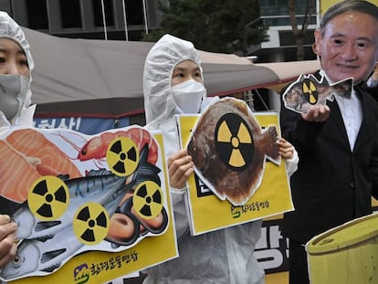 Activistas medioambientales participan en una protesta contra la decisión de Japón de liberar las aguas residuales de Fukushima, cerca de la embajada japonesa en Seúl (Corea del Sur).