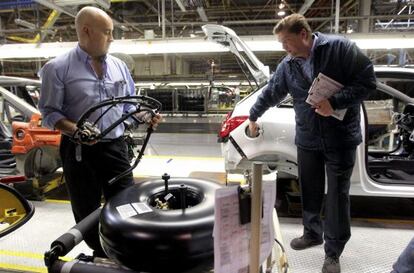 Técnicos en la fábrica de General Motors en Figueruelas