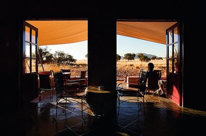 Vistas al desierto de Namibia desde la terraza de un 'lodge' turístico.