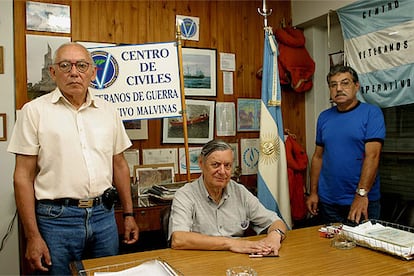 José Parada (derecha), junto a otros dirigentes del Centro de Civiles Veteranos de Guerra.