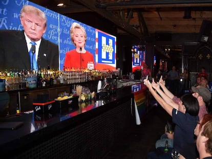 Unos seguidores de Clinton ven el debate en un bar.