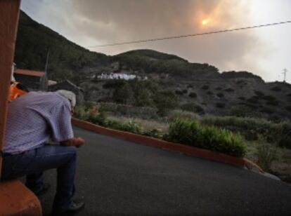 Un vecino observa el humo procedente del incendio que afecta al parque nacional del Garajonay, en La Gomera.