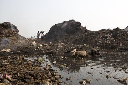 Entrada a 'Big Bomeh' ("la gran basura"), un vertedero de Freetown (Sierra Leona) en el que centeneras de personas, entre ellos muchos niños, se ganan la vida recogiendo latas de aluminio y otros desperdicios. 
