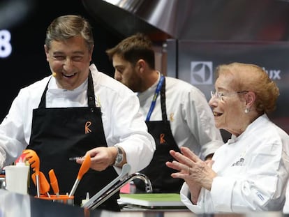 Joan Roca y su madre, Montserrat Fontan&eacute;, en la charla que el chef de El Celler de Can Roca y su madre han realizado este martes en Madrid Fusi&oacute;n.