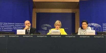 Carlos Silva y Ana Losada junto a la eurodiputada Beatriz Becerra (centro), en la rueda de prensa previa al debate en la Eurocámara.