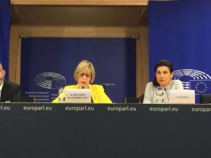 Carlos Silva y Ana Losada junto a la eurodiputada Beatriz Becerra (centro), en la rueda de prensa previa al debate en la Eurocámara.