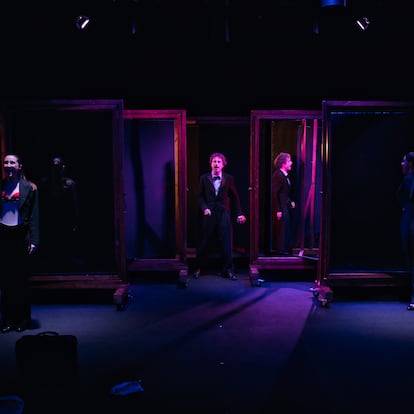 Una escena de la obra '#Brossa', en la Fundación Joan Brossa de Barcelona.