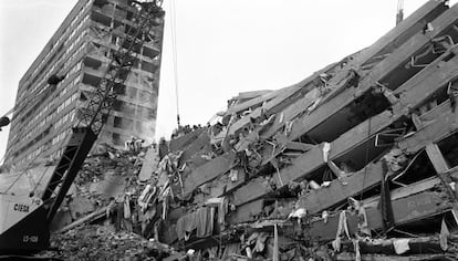 Uno de los edificios derrumbados tras el terremoto de 1985.