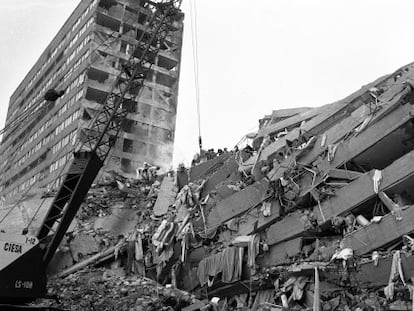 Uno de los edificios derrumbados tras el terremoto de 1985.