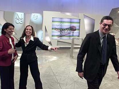 Inés Sabanés, a la izquierda, bromea con Trinidad Jiménez y Alberto Ruiz-Gallardón al término del debate en Telemadrid.