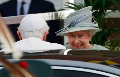 Isabel II recibe a Benedicto XVI en el Palacio de Holyroodhouse, Edimburgo, Escocia.