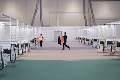 El centro ExCel en Londres (Reino Unido) se ha transformado en el hospital temporal NHS Nightingale para acoger a 4.000 pacientes en dos naves y en camas separadas entre sí por paneles. Foto del 30 de marzo.