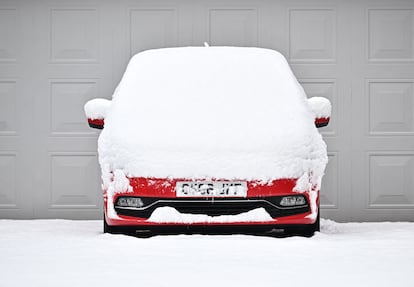 Los coches han amanecido cubiertos de varios centímetros de nieve, como este vehículo en Brenchleym al sureste de Inglaterra. 
