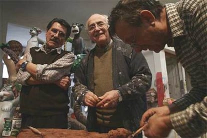 El Tío Paco, Pepe Azpeitia (escultor madrileño casado con una gitana) y Manolo, en un taller fallero.