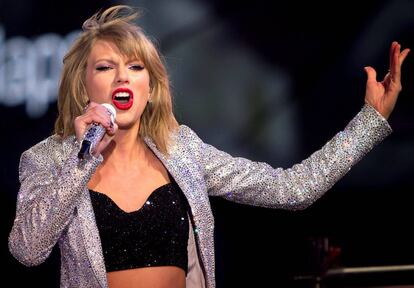 Taylor Swift se coloca en la tercera posición con unas ganancias de 44 millones de dólares (37,5 millones de euros) en 12 meses. Una cifra a bastante distancia a los 170 millones que el año que pasado le valieron el primer puesto de esta clasificación. Un podio que puede que el año que viene recupere, pues la cantante sacó su nuevo disco más tarde de los meses que ha tenido en cuenta ‘Forbes’ para su clasificación. Taylor Swift, de 27 años, publicó este mes de noviembre ‘Reputation’, el que se ha convertido ya en el disco más vendido de 2017, y a la espera del anuncio de la gira que acompañe su presentación la revista ya le augura un notable crecimiento de sus ganancias el año que viene.