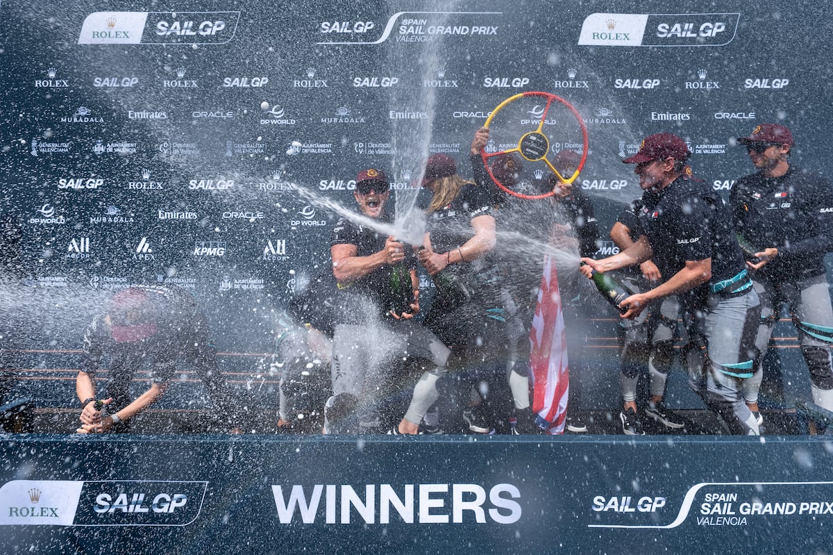 Los Gallos se estrellan en el SailGP de Valencia en una jornada sin viento