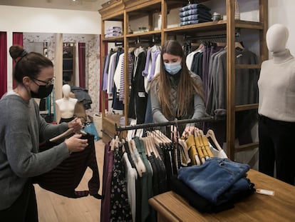 Una tienda de ropa en un centro comercial de Barcelona el pasado diciembre.