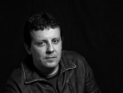 Josu Elespe sostiene el retrato de su padre, Froilán, el primer concejal socialista asesinado por ETA.