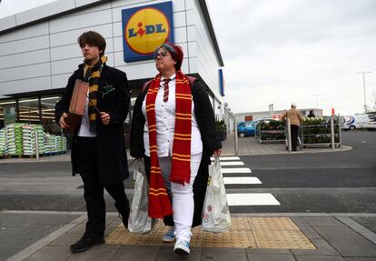 Los fans Tracey Nicole-Lewis y su hijo Brenden realizan sus compras vestidos como personajes de la saga literaria, en Cardiff, Reino Unido.