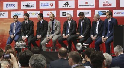 Los representantes de los equipos participantes en la Final Four de la Euroliga (de izda. a dcha.) Itoudis y Teodosic (entrenador y capitán de CSKA); Sfairopoulos y Spanouis (Olympiacos); Pablo Laso y Felipe Reyes (Real Madrid); y Obradovic y Bjelica (Fenerbahçe).