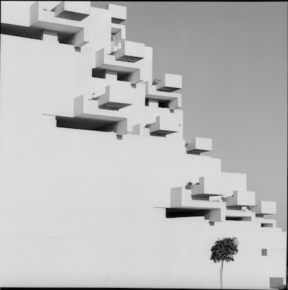 Urbanización Ciudad Blanca, Alcudia, (Oriol Maspons / Julio Ubiña, Mallorca, 1964) del arquitecto Francisco Javier Sáenz de Oiza.