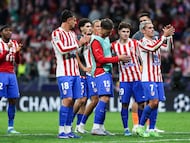 Los jugadores del Atlético saludan a sus aficionados al término del partido con el Arsenal disputado este miércoles en el Metropolitano.