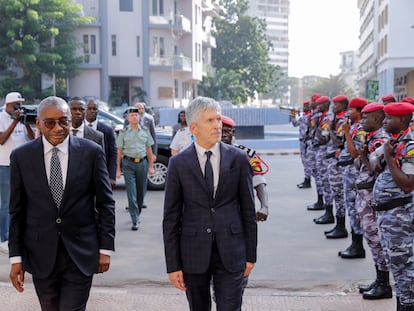El ministro del Interior de Senegal, Sidiki Kaba, junto a su homólogo español, Fernando Grande-Marlaska, este lunes en Dakar.