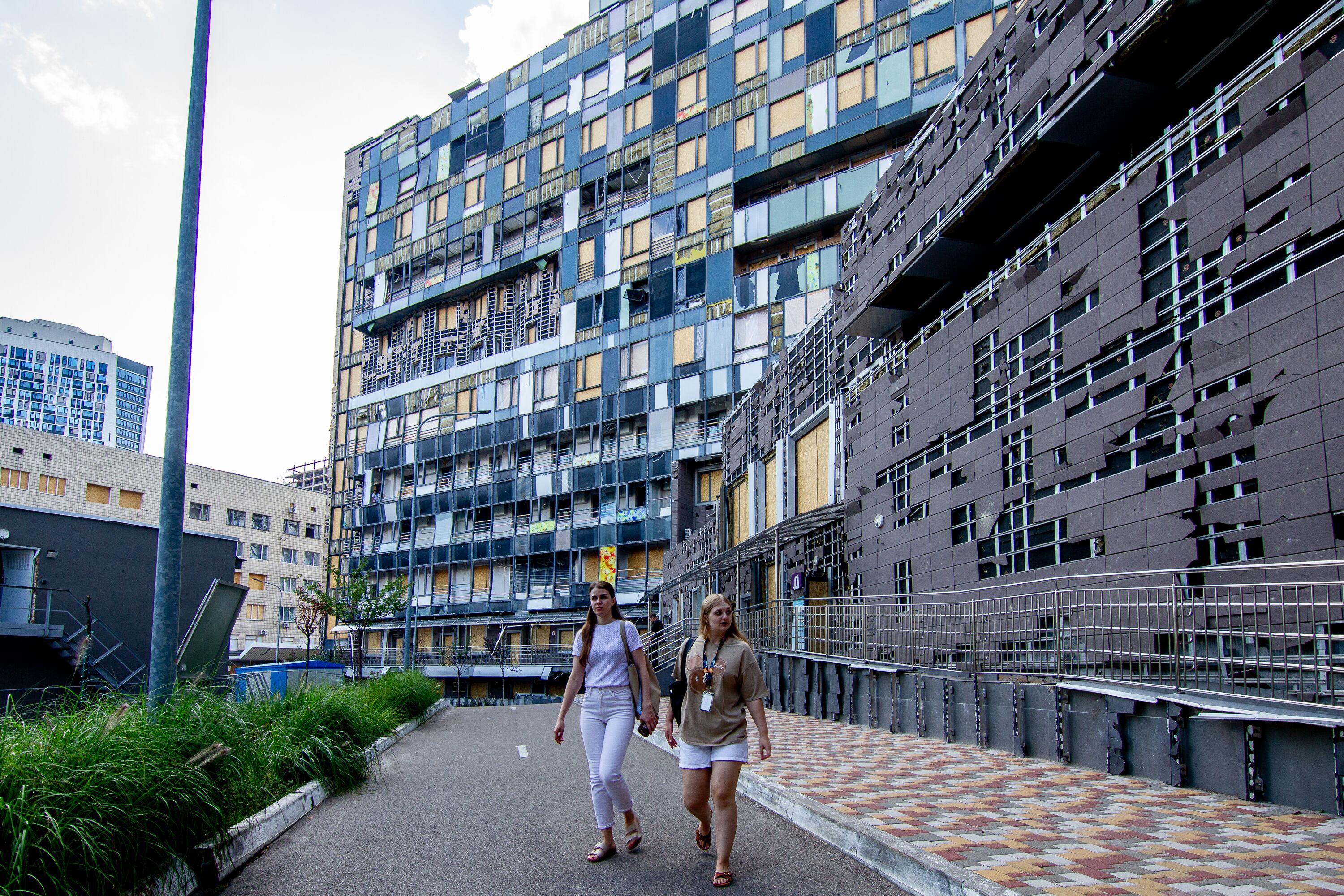 Duas mulheres deixam o hospital pediátrico Ojmatdit em Kiev, Ucrânia, em 6 de agosto de 2024, um mês após os bombardeios russos.