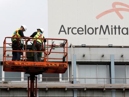 Obreros trabajando en la sede de ArcelorMittal en Bélgica