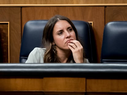 La ministra de Igualdad en funciones, Irene Montero, durante la primera sesión del debate de investidura del líder del PP, el 26 de septiembre.