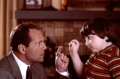 En la película de Disney 'The Kid (El Chico)' (2000) Bruce Willis se encontraba al niño que fue y tenía la oportunidad de enmendar sus errores. 