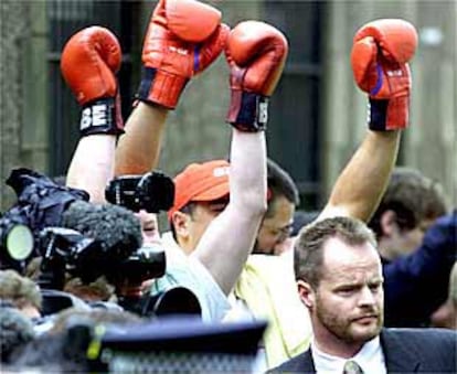 En la imagen, varios hombres con guantes de boxeo en señala de protesta contra la actitud del viceprimer ministro John Prescott.