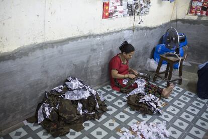 Los trabajadores textiles de la empresa Speed Garment, en Dharavi, producen pantalones vaqueros vendidos en India y Oriente Próximo. El trabajo en esta habitación caliente y atestada está mal pagado, pero a menudo mejor que los trabajos de las zonas rurales golpeadas por la pobreza de las que proceden muchos de los residentes de Dharavi.