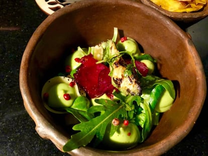 ENSALADA DE AGUACATE CON PATO AHUMADO A LA PIMIENTA ROSA / CAPEL