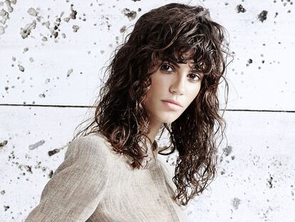 La era de los flequillos ondulados y naturales