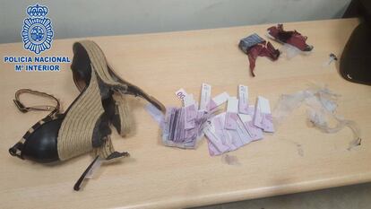 Dinero oculto en una de las cuñas de la mujer investigada.