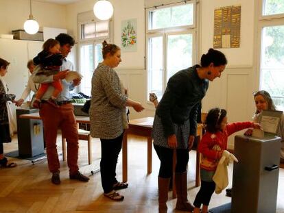 Residentes en Suiza votan en la ciudad de Berna en el refer&eacute;ndum para establecer una renta b&aacute;sica.  