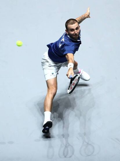 Daniel Evans llega a una pelota, durante el encuentro con Nadal.