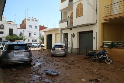 Calle enfangada en Alcanar (Tarragona), este jueves.