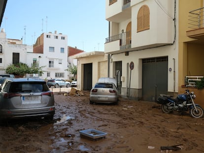 Calle enfangada en Alcanar (Tarragona), este jueves.