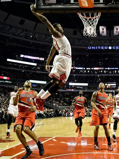 Butler, de los Bulls, salta ante Batum y Lillard, de los Blazers.