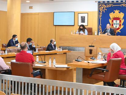 La Asamblea de Ceuta declaró este viernes persona 'non grata' al presidente nacional de Vox, Santiago Abascal.