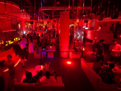 Ambiente en el interior de la discoteca Opium de Barcelona.