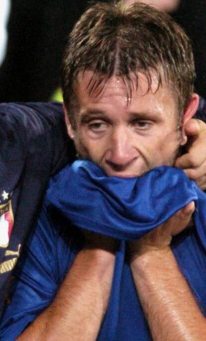 Antonio Cassano llora tras la eliminación de Italia de los Europeos de 2004.