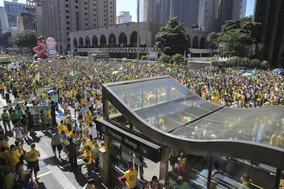 Em São Paulo, a avenida Paulista é o ponto de concentração dos manifestantes que defendem o impeachment. 