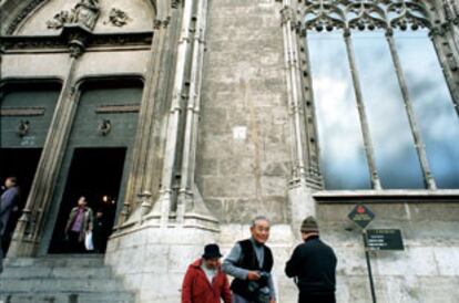 El acceso principal de la Llotja de la Seda de Valencia, junto al indicativo del nuevo servicio de información turística.