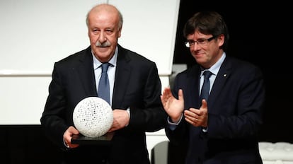 Vicente del Bosque y Carles Puigdemont en la entrega de los Premios Blanquerna.