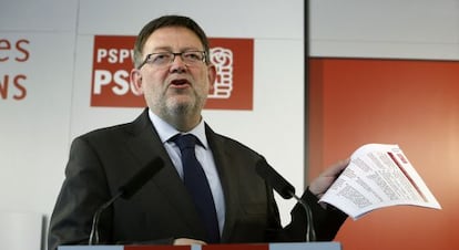 El secretario general del PSPV-PSOE, Ximo Puig, durante la conferencia de prensa en la sede de Blanquer&iacute;as.