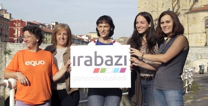Las portavoces de la plataforma social y política Irabazi-Ganemos Euskadi posan en Bilbao.